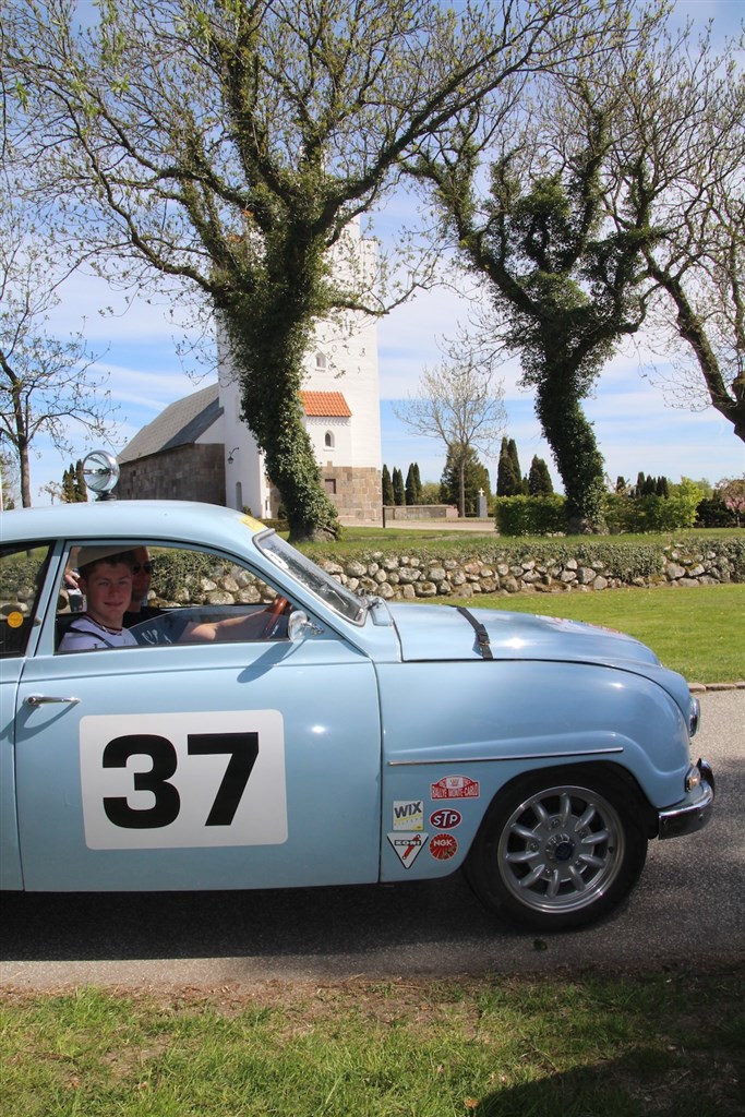 Deltagerne – her Kenneth og Oscar Welm i deres Saab 96 fra 1962 – kom bl.a. forbi Bislev Kirke.
(Foto: Bjarne Andersen)